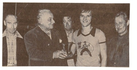 Remise de la coupe par R. LEROUX 